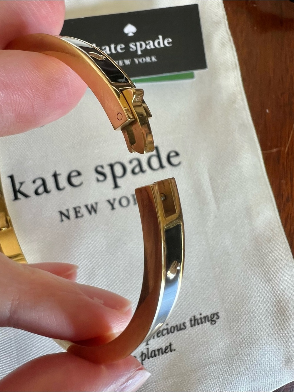NWT Kate Spade Spot The Spade Enamel Hinged Bangle Black - Picture 3 of 12